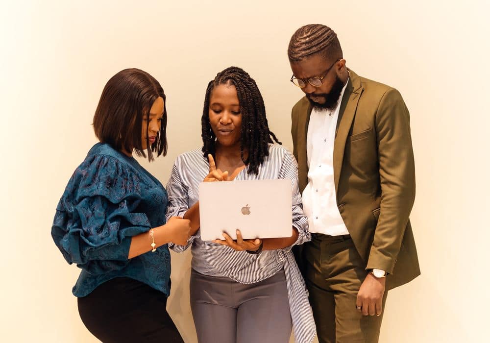 Équipe professionnelle réunie autour d’un ordinateur portable à Lagos