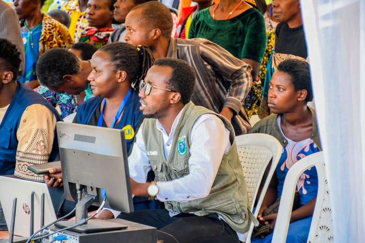 Adultes participant à une activité numérique communautaire au Rwanda